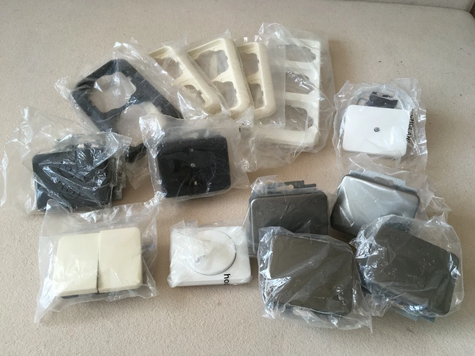 Busch-Jaeger - alpha nea - Steckdosen und Zentralscheiben - neu - Bild 1 von 1