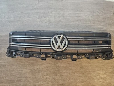 Parrilla delantera Volkswagen Tiguan 2012-2018 OEM usada Foto 1 de 4