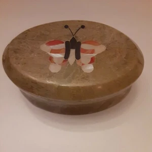 Caja de baratijas ovalada vintage hecha en la India incrustación de mármol mariposa 3-7/8" verdosa - Imagen 1 de 8