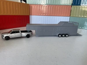 3D-Druck 1/64 Pferd Heu Dach Schwanenhals geschlossen 36 Fuß Autoanhänger für grünes Licht - Bild 1 von 7