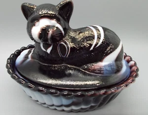 Vintage Westmoreland Glass Purple Slag Cat On Nest Measures 4.5 x 5-3/8. - Picture 1 of 5