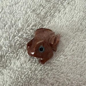 1" Hand Carved Stone Soapstone Red Frog Made In Peru - Picture 1 of 3
