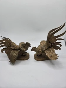 Dos estatuillas de arte de metal vintage de gallos de latón sobre bases - Imagen 1 de 13