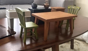 Lotto mini mobili bambola americana Angelina ballerina tavolo sedie stufa lavandino vintage - Foto 1 di 11