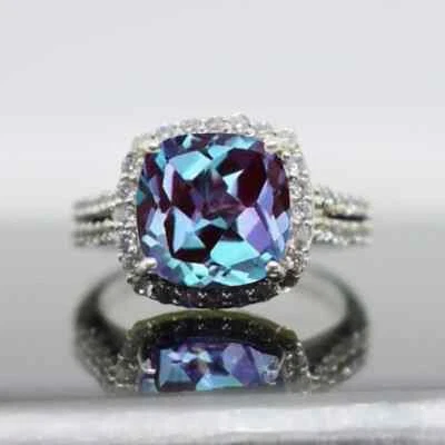 Anillo de boda de alejandrita que cambia de color de laboratorio con cojín de 3 quilates enchapado en oro blanco de 14 quilates Foto 1 de 4