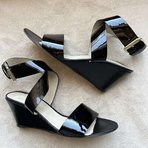 Sandalia de cuña AGL de charol negro con correa ancha entrecruzada para mujer EU 40 US 8 - Imagen 1 de 18