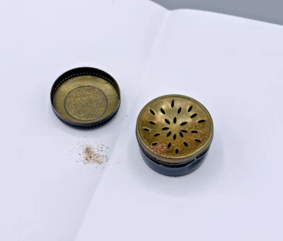 Ancien poudrier à fard à paupières vintage – métal à décor floral - maquillage  - Photo 1/4