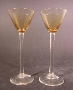 Art Nouveau - 2 bicchieri da liquore, 1910 circa. Bicchiere soffiato a bocca con cupa giallo miele. - Foto 1 di 3