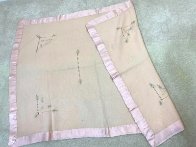 Винтажное детское одеяло для кроватки с атласной отделкой 38x28 дюймов розовая вязаная кукла покрывало вышивка - Изображение 1 из 4