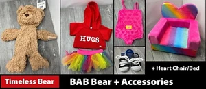 6-teiliges Build-A-Bear Set: Timeless Bear, Outfit, Trage, Canvas Schuhe, Stuhl/Bett - Bild 1 von 24