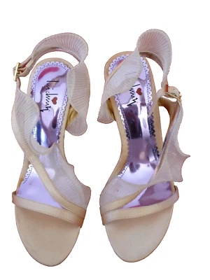 Sandalias LUICHINY 7M NUEVAS Suela de Cuero con Volantes Dorados Tacón de 4" Foto 1 de 4