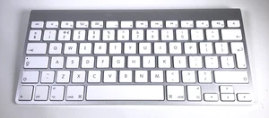 Oryginalna bezprzewodowa klawiatura Apple Magic (A1314) biała/srebrna QWERTY działająca w Wielkiej Brytanii - Zdjęcie 1 z 19
