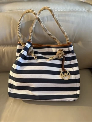 Excelente estado. Bolso Grande Rayas Michael Kors Playa Dorado Limpio Ligeramente Usado Foto 1 de 4