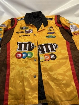 Chaqueta Winners Circle Juvenil M Amarilla Kyle Busch Nascar Cars M&M Sprint Cup Race Foto 1 de 4