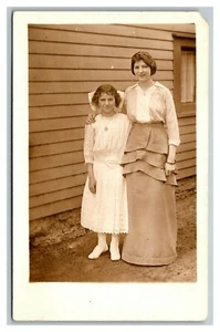 Foto cartolina vintage 1910 RPPC di ragazza in abito di conferma - Foto 1 di 2