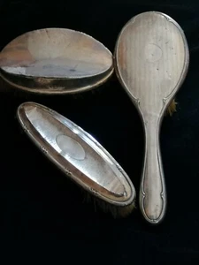 Set di spazzole antiche in argento da toilette - Foto 1 di 15