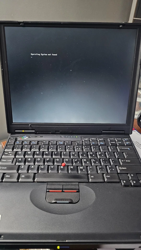 Portátil IBM ThinkPad 570 13" Intel Pentium II con estación de acoplamiento Foto 1 de 4