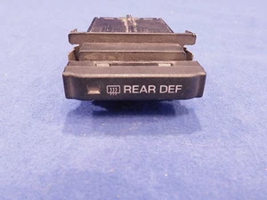 94 95 96 97 98 99 00 Ford Mustang Rear Defrost Button Switch Defroster NICE USED - Foto 1 di 5