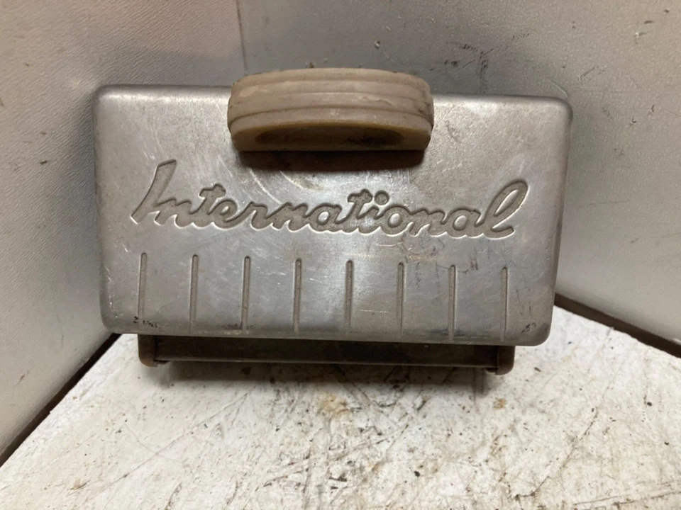 56 57 International Harvester 1955 serie R camión cenicero cromado Foto 1 de 4