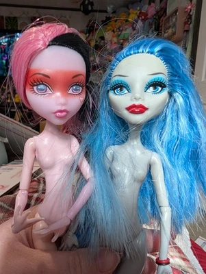 Monster High Dolls: Science Class Ghoulia / Getting Ghostly/Haunted Draculaura - Image 1 of 3