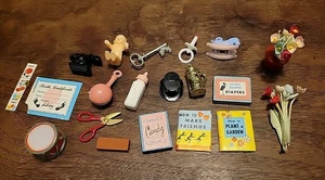 Lote miniatura vintage para casa de muñecas - pañales marca cigüeña, tijeras, planta en maceta - Imagen 1 de 7