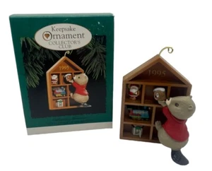 1995 Hallmark CLUB Christmas Ornament COLLECTING MEMORIES Beaver Shadowbox - Picture 1 of 6