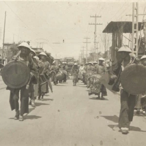 Foto istantanea viaggio 1936 matrimonio parata banda che marcia su Peiping, China Street - Foto 1 di 3