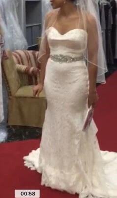 Vestido de novia Mikaella marfil de encaje con cinturón sin tirantes calce y acampanado talla 8/10 Foto 1 de 4