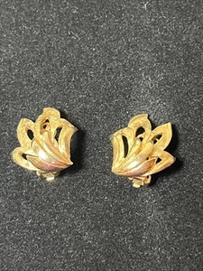 Vintage MCM Gold Tone Textured Metal Wing Clip On Earrings .75” - Picture 1 of 5