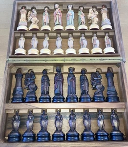 Beautiful Vintage ANRI  " King Arthur"  Chess Set & Board Hand Carved - Picture 1 of 9