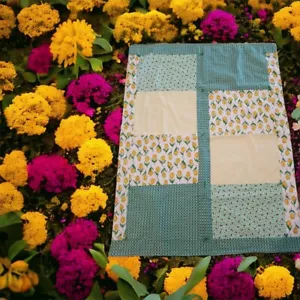 Trapunta fatta a mano primavera verde giallo fiori giroletto coperta culla 37" x 29" usata in ottime condizioni - Foto 1 di 6