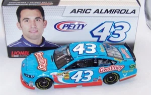 1:24 AZIONE 2013 #43 GWALTNEY BACON PETTY BLUE RPM FORD ARIC ALMIROLA 1/628 NUOVO CON SCATOLA - Foto 1 di 6