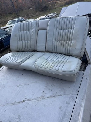 Cadillac 1980-1984 cupé Deville asiento trasero (cuero gris claro) Foto 1 de 4
