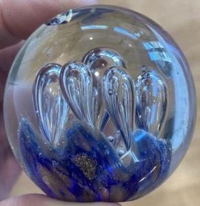 Kunstglas BRIEFBESCHWERER Kugel klar blau gold funkelt Wellen kontrollierte Blasen 2,5 - Bild 1 von 7