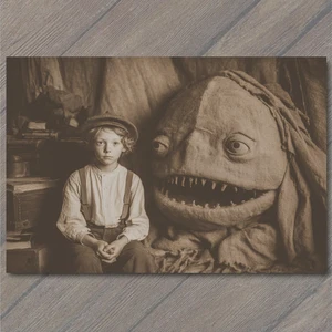 Impresión artística niño sentado gigante diente monstruo espeluznante compañero sepia criatura extraña - Imagen 1 de 1