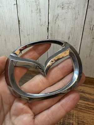 Mazda MPV 2000-2006 maletero trasero puerta levadiza logotipo emblema insignia LC6251730 OEM Foto 1 de 4