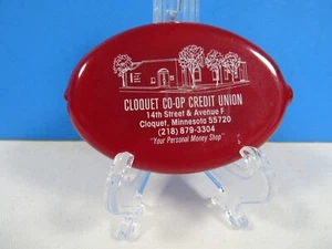Vintage oval squeeze to open coin holder red vinyl - Picture 1 of 3