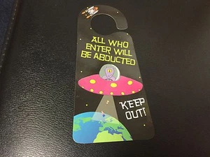 Children's Door Hanger Sign Alien Keep Out We Come in Peace Green Board Game Co - Picture 1 of 2