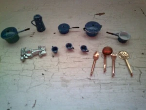 LOTE DE 17 UTENSILIOS DE COCINA COLECCIONABLES DE METAL EN MINIATURA CUBIERTOS Y 1 COCHE - Imagen 1 de 1