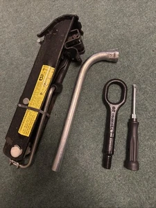 VOLKSWAGEN PASSAT LIFTING JACK TOOL KIT& - Picture 1 of 4