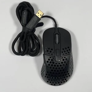 XTRFY M4 RGB, ultralekka przewodowa mysz do gier, ergonomiczna konstrukcja dla praworęcznych - Zdjęcie 1 z 5