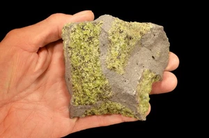 Peridot Basalt 4 Zoll 1 Pfund 11 Unzen natürliches Bergmineral Probe roher Heilkristall - Bild 1 von 1