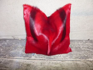 neues Kissen aus echtem Springbockfell, rot gefärbt / Dekoration / Springbock - Bild 1 von 4
