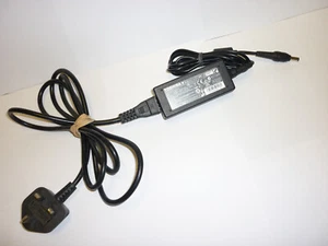 Caricabatterie adattatore CA originale TOSHIBA PA3743E-1AC3 19V 1,58A - Foto 1 di 3