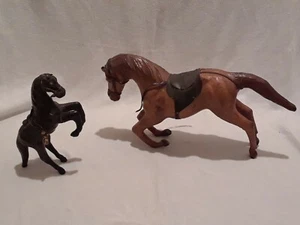 Estatuillas de caballo envueltas en cuero con sillines Country Western vaquero vaquera - Imagen 1 de 12