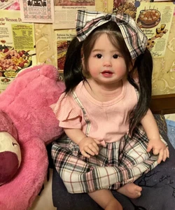 Muñeca de cuerpo de medio vinilo niña renacida realista de 28" con regalos ya terminados - Imagen 1 de 3