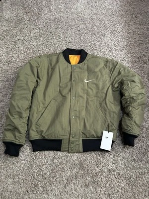 Nueva CHAQUETA UNIVERSITARIA REVERSIBLE NIKE X STUSSY FJ9153-222 Verde STUCY CAQUI Talla S Foto 1 de 4