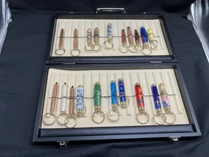 Schwarze Vitrine Vitrine mit verschiedenen 20 Schlüsselringen - Bild 1 von 6