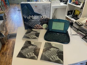 Apple Newton eMate 300 Laptop w/ Original Box + Accessories - 32mb Expansion! - Foto 1 di 10