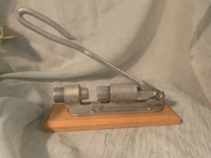 Vintage Canne Razzo Pecan Dado Cracker Legno e Acciaio Made In USA - Foto 1 di 2